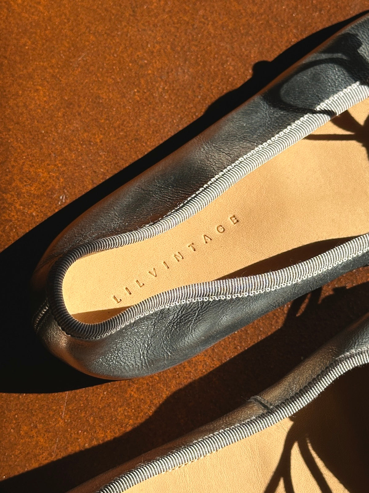 ミラーフィニッシュのラムスキン 軽量で柔らかなフラットバレエシューズ LILVINTAGE